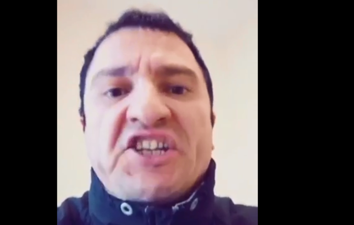Radikali katolik nga Shqipëria me tjetër video, shanë e fyen rëndë Adem Jasharin