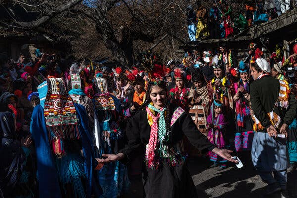 ‘Para-ardhësit e shqiptarëve’ në Pakistan bëhen viralë me festat antike për Vit të Ri