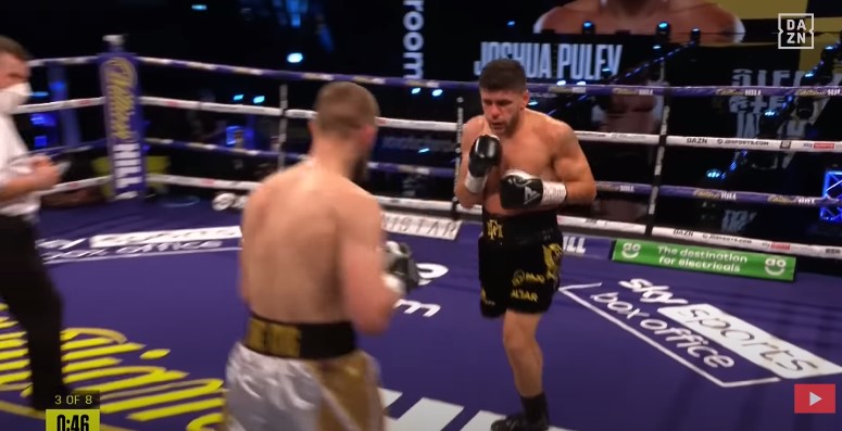 Marku shau me motra gjyqtarin pas barazimit me Stewart, por a e meritoi fitoren? Shikoni përmbledhjen e meçit