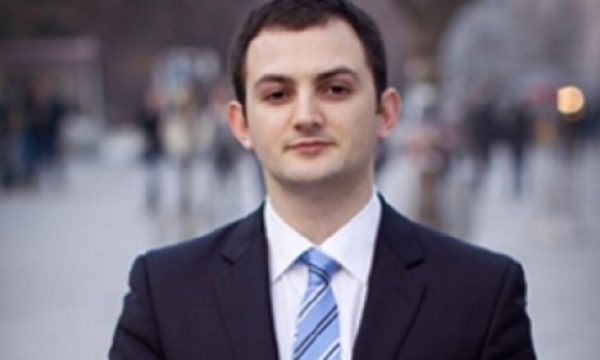 Ish-ambasadori Gashi për situatën politike: Demokracia jonë po testohet, shqetësuese se bllokada mund të vazhdojë