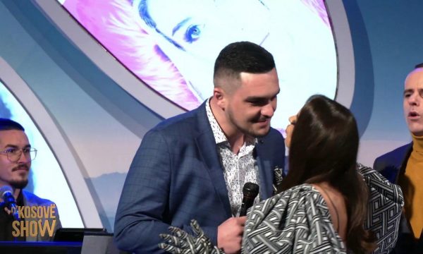 Ana e Përputhen puthi këngëtarin n’Kosovë Show: Po me pëlqen