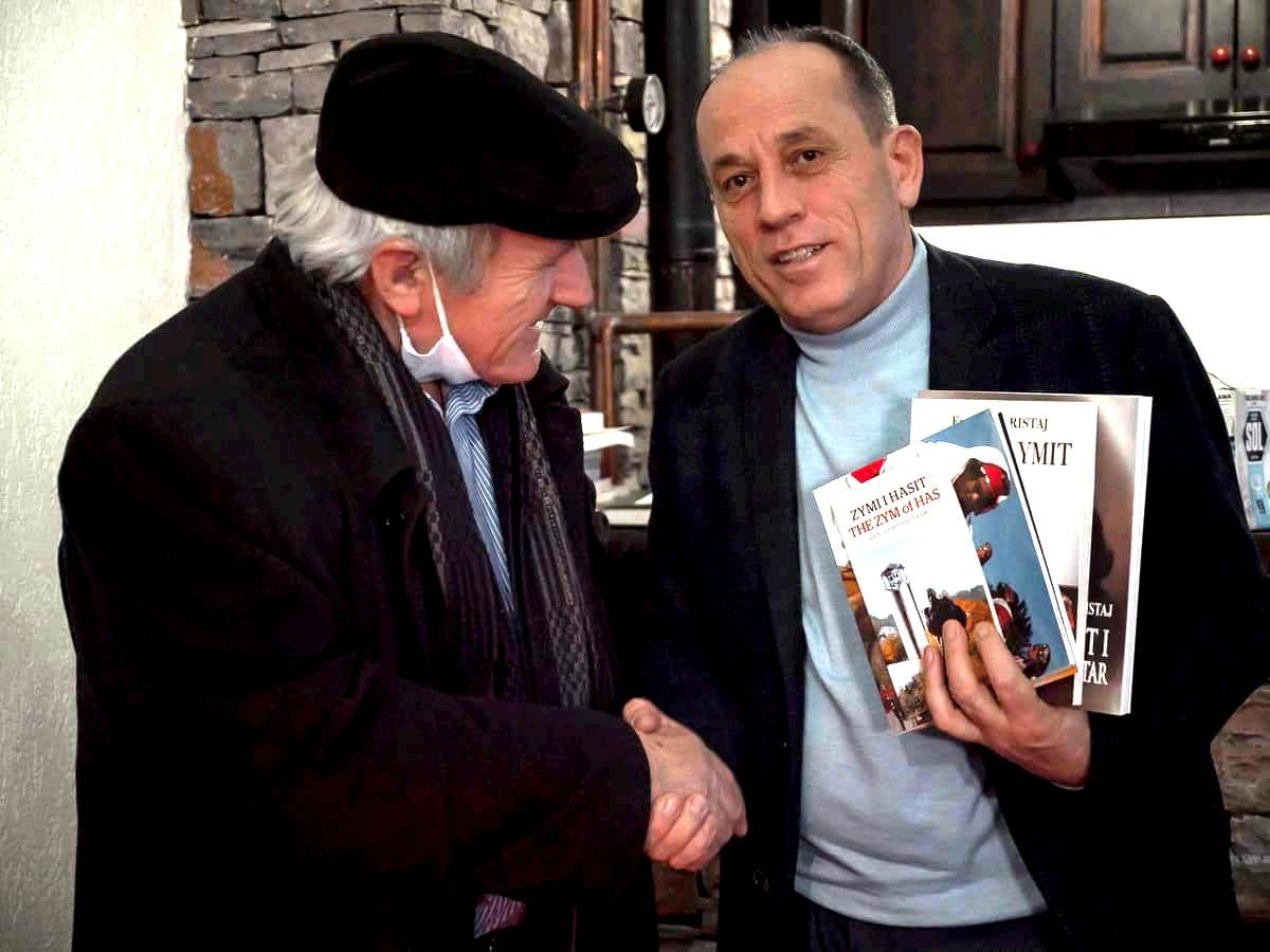 Ferat Shala pranon tituj librash nga Frrok Kristaj, fitues i çmimit ‘Anton Çetta’