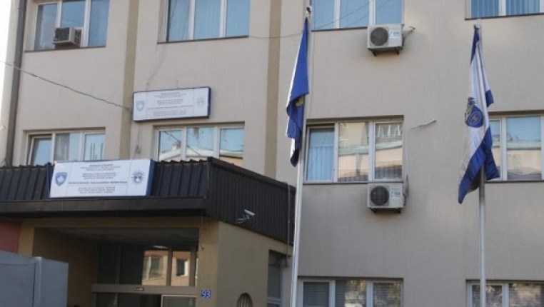 E tmerrshme: Polici godet të riun, dalin pamjet nga brenda stacionit të policisë në Prishtinë
