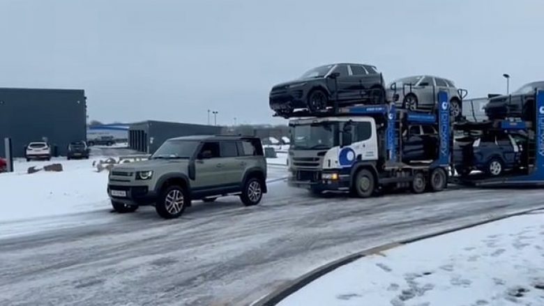 Kamioni 44 tonësh që transportonte Land Rovera ngec në rrugë, punonjësi përdor njërin prej tyre për ta tërhequr
