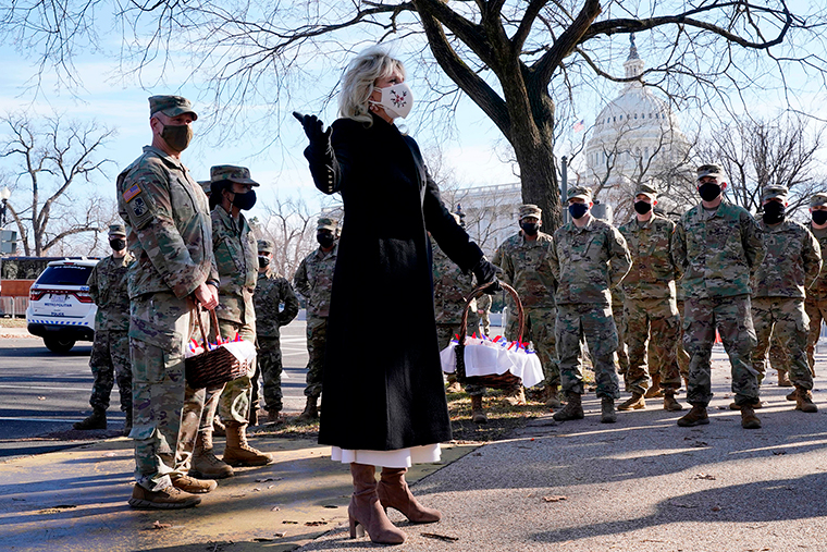Biden iu kërkon falje ushtarëve që fjetën në parkingje, Zonja e Parë iu dërgon biskota
