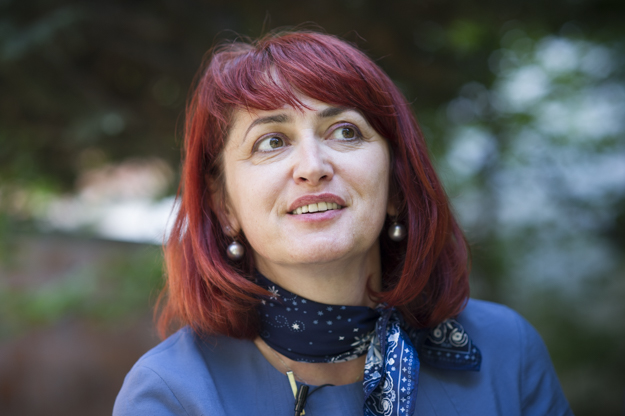 Deputetja Hoxha sulmohet nga qentë në oborrin e Universitetit: Ishin 7, u rrëzova, u sakatova, mezi shpëtova