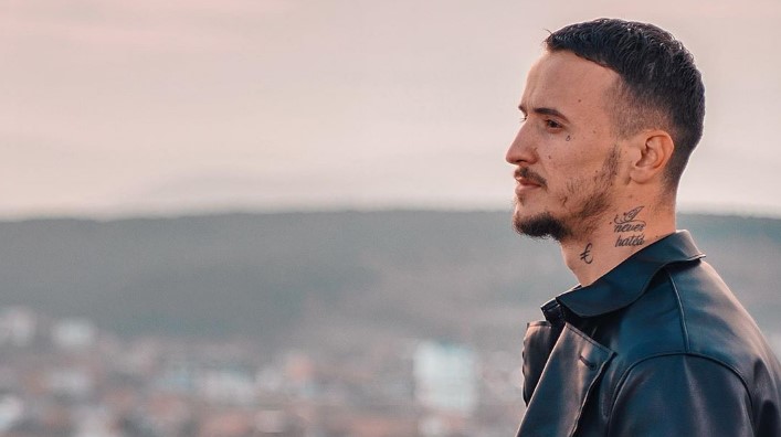 Getinjo ndan moment tepër të vështirë  Gjyshi i tij pëson sulm në kokë dhe mbetet i paralizuar