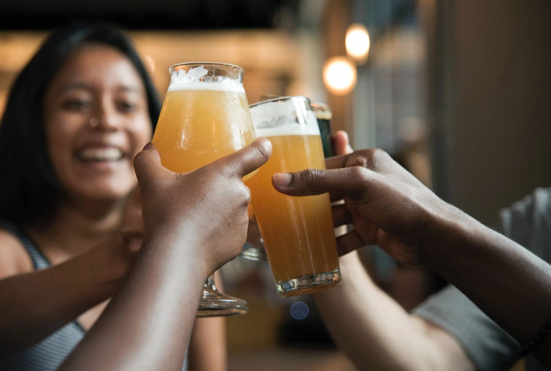 Nëse ju ka ngelur pak birrë në shtëpi, mos e hidhni por përdoreni në këto 6 mënyra