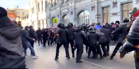 Tensione në Rusi, policia rrah dhe arreston protestuesit pro Navalnyt