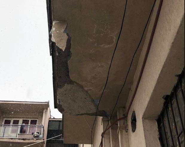 Bie një pjesë e betonit nga një banesë në Dardani, rrezikohen banorët