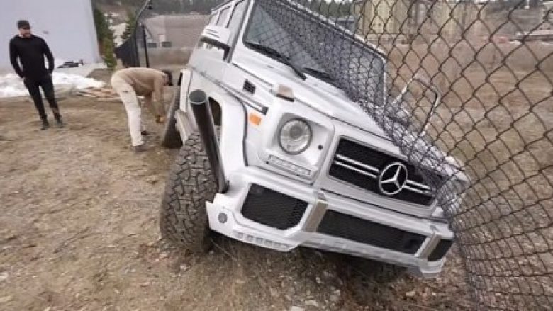 Youtuberi i njohur dëshironte të testonte një Mercedes G-Class AMG, por përfundoi në një gardh