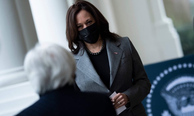 Zv.presidentja Harris kritikohet për veshjet luksoze nga kompania me reklama raciste