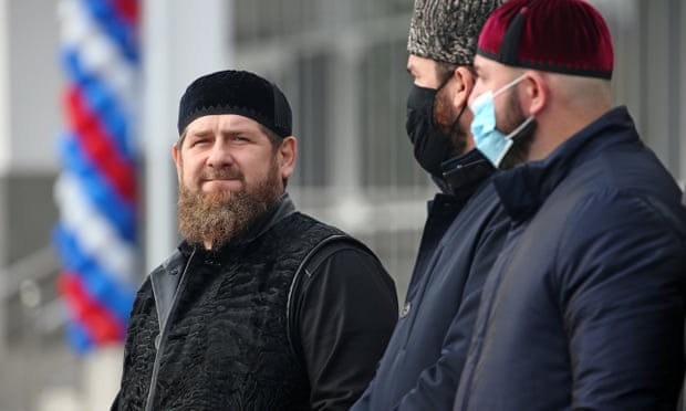 Çeçenia i akuzon për terrorizëm dy burra gej: Moska i ndihmon në kapjen e tyre