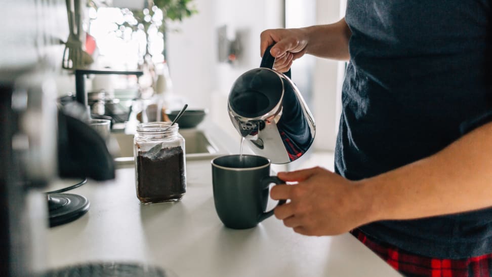 A prishet cilësia e gjumit nëse pini kafe në mbrëmje