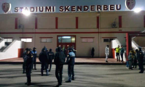 Skuqet Korça: Sheiku shkoi për ta vizituar stadiumin e Skënderbeut por ia vodhën telefonin