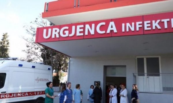 Çka po ndodhë: Mbushet spitali në Kukës me qytetarë që kanë të vjella e temperaturë