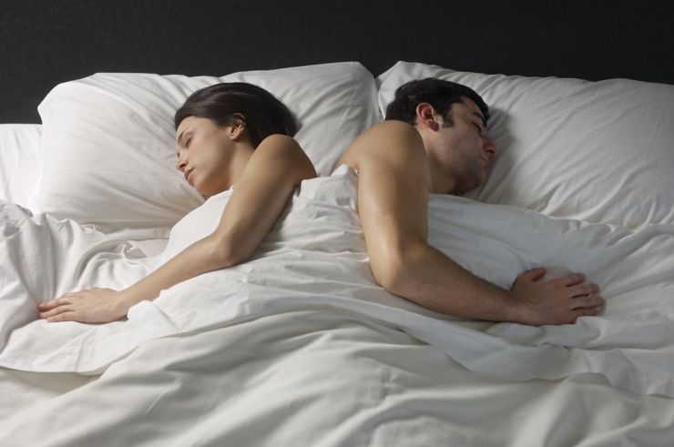 Puna nga shtrati mund të ndikojë negativisht në gjumë dhe në jetën seksuale