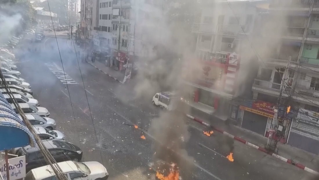 Grushti i shtetit në Mianmar, policia qëllon protestuesit, të paktën 10 viktima