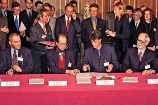 Kujtohet Hashim Thaçi si udhëheqës i delegacionit të Kosovës në Rambuje, që solli bombardimet kundër Serbisë (Video)