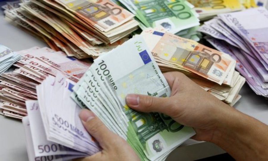Gati 5 miliardë euro kursime në Kosovë: Ku shkojnë këto para?