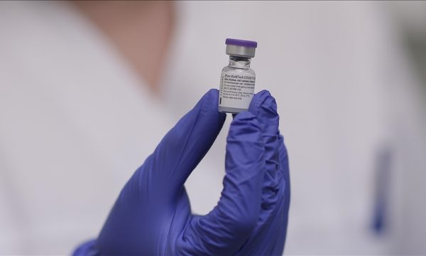 E goditur nga vala e pestë e pandemisë, Franca lë të hapur mundësinë për dozën e katërt të vaksinës