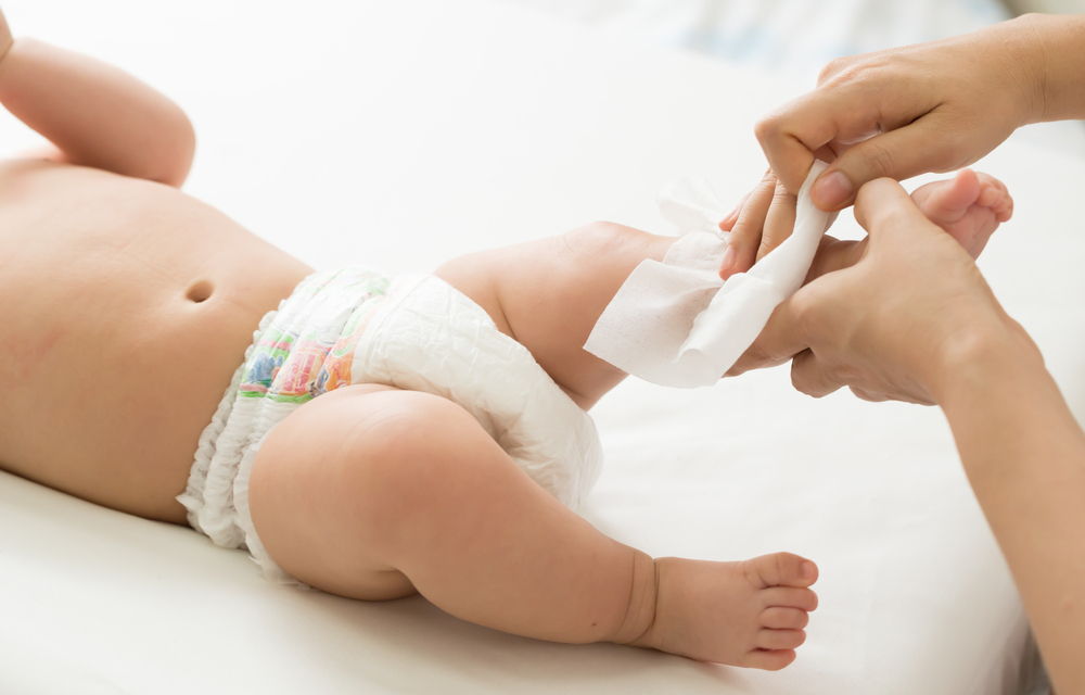 Doktorët parlajmërojnë: Mos e pastroni kurrë fëmijën tuaj me letra të lagura