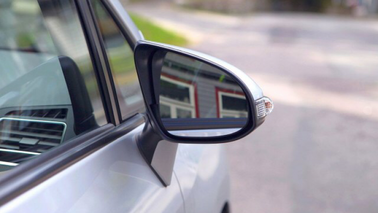 Gjithnjë e më shumë po vidhen pasqyrat e veturave, hajnat po përdorin teknologji të avancuar