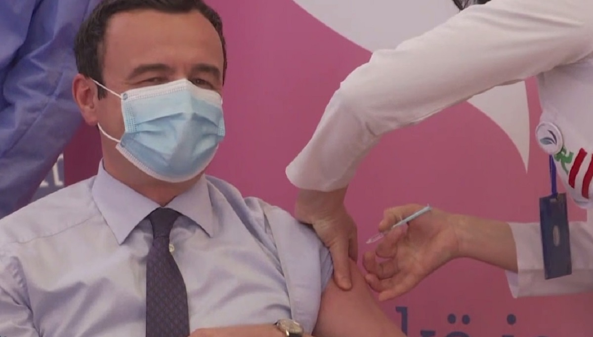 Gazetarët e ngacmojnë Kurtin gjatë vaksinimit: “Mos ia jep shpejt, a po të djegë”