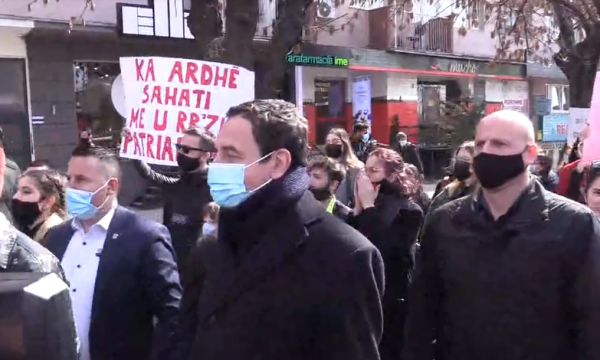 Pasi mori pushtetin, edhe Albin Kurti del në marshin protestues kundër patriarkatit