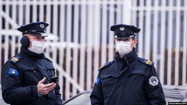 Ferizaj: Qytetari pa maskë i rrah e i bën për spital dy policë, nuk pranoi gjobën