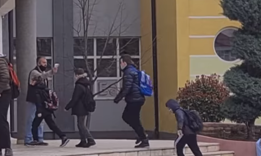 Tmerruese: Ja si iu matet temparatura fëmijëve në një shkollë në Kosovë