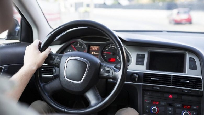 Burrat apo gratë janë më të rrezikshëm gjatë ngasjes së veturës?