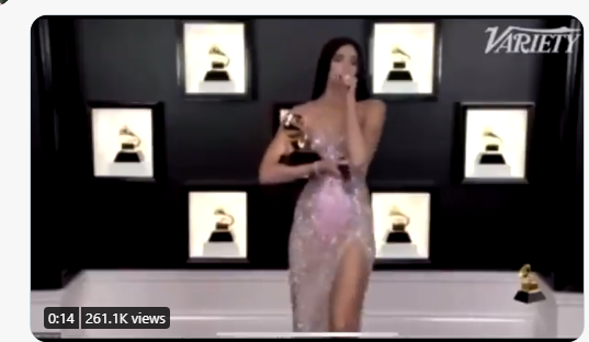Bëhet virale videoja në të cilën Dua Lipa kollitet dhe kërkon ujë gjatë “Grammyt”