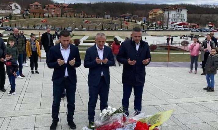 Halil Kastrati shkon tek varri i Adem Jasharit, lutet bashkë me Bekimin