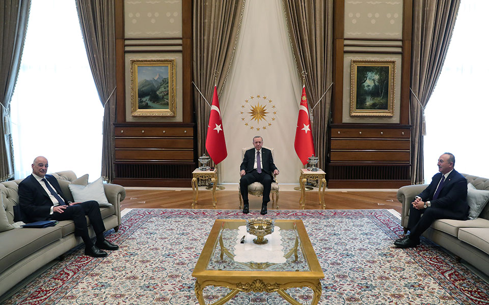 Tensione në takimin mes Erdoganit dhe ministrit grek: Mbaj vendin që të takon