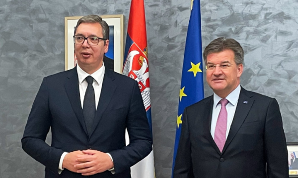 Lajçak takohet së pari me Vuçiqin, presidenti serb thotë se pati “bisedë të këndshme” me të