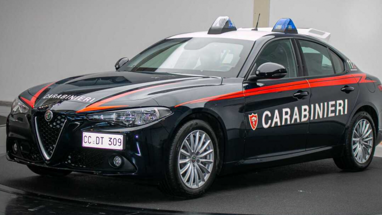 Policia italiane me vetura anti-plumb të markës Alfa Romeo