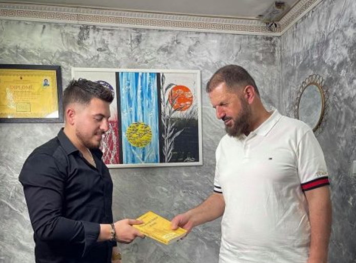 Hoxhë Shefqet Krasniqi te frizeri i shtrenjtë ku shkojnë VIP-at: Ia dhuron librin me titull mjaft interesant