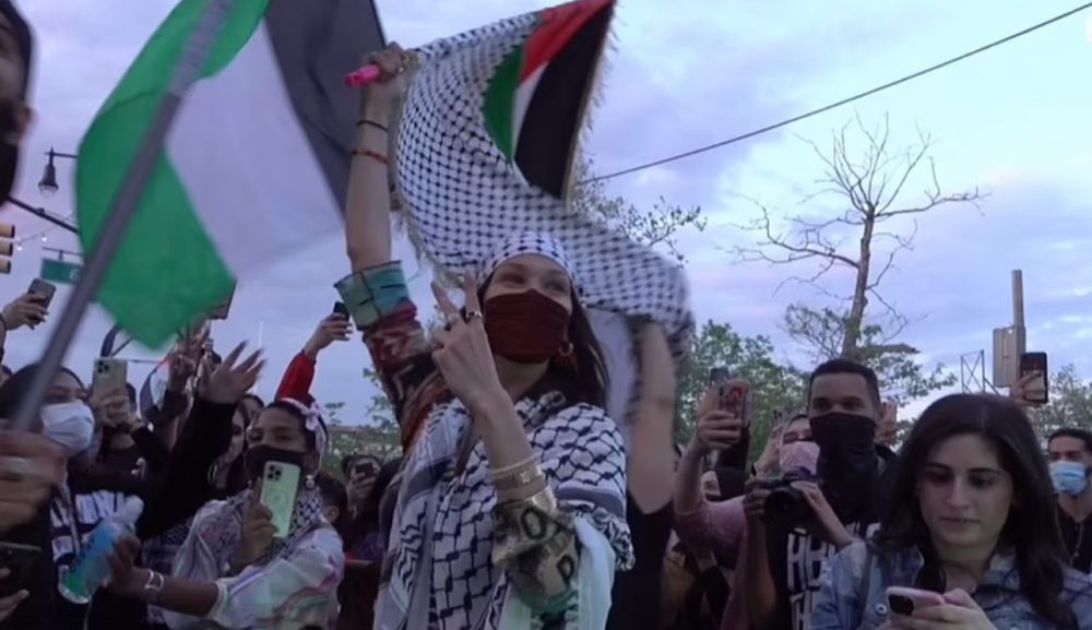 Bella Hadid zbret në rrugë në mbështetje të palestinezëve në konfliktin me Izraelin