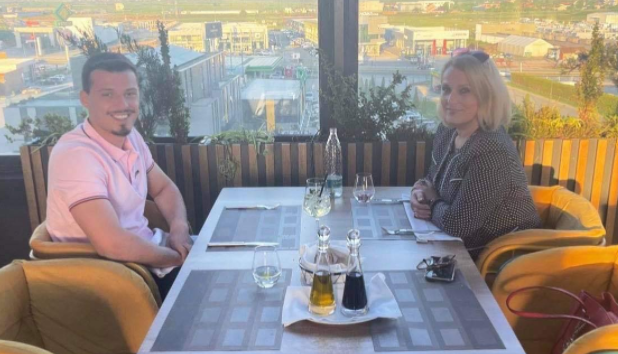Endrit Thaçi publikon një foto me nënën e tij: I bekuar çdo moment pranë saj