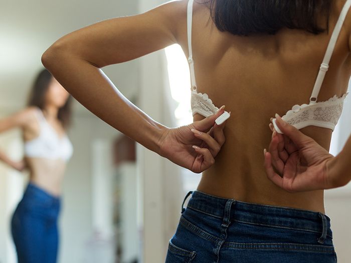 Dhimbja e gjirit: Llojet e dhimbjeve dhe çfarë i shkakton