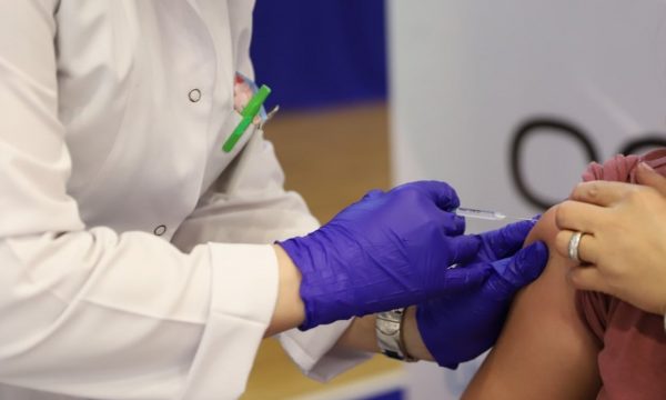 Infektologu Ramadani: Në Kosovë duhet të vaksinohen mbi 1 milion qytetarë me dy doza, për të kufizuar pandeminë