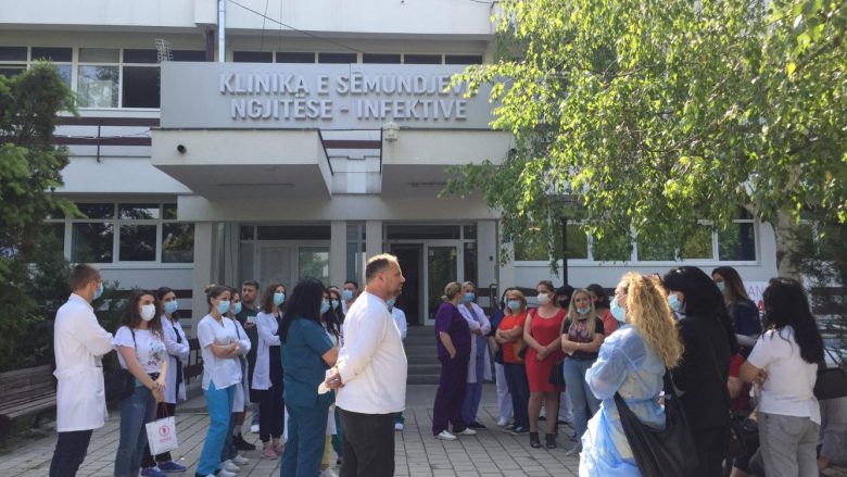 Protestojnë infermierët që ishin punësuar për nevoja të pandemisë, MSh-ja nuk ua vazhdon kontratat