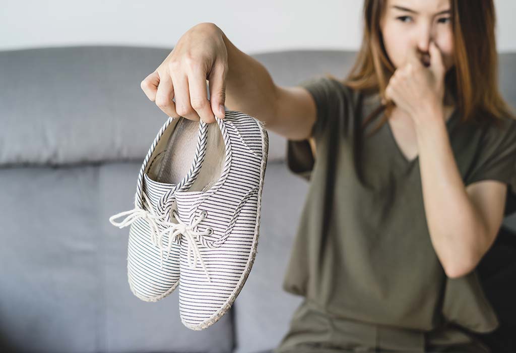 3 mënyra të thjeshta për të eliminuar erën e pakëndshme të këpucëve