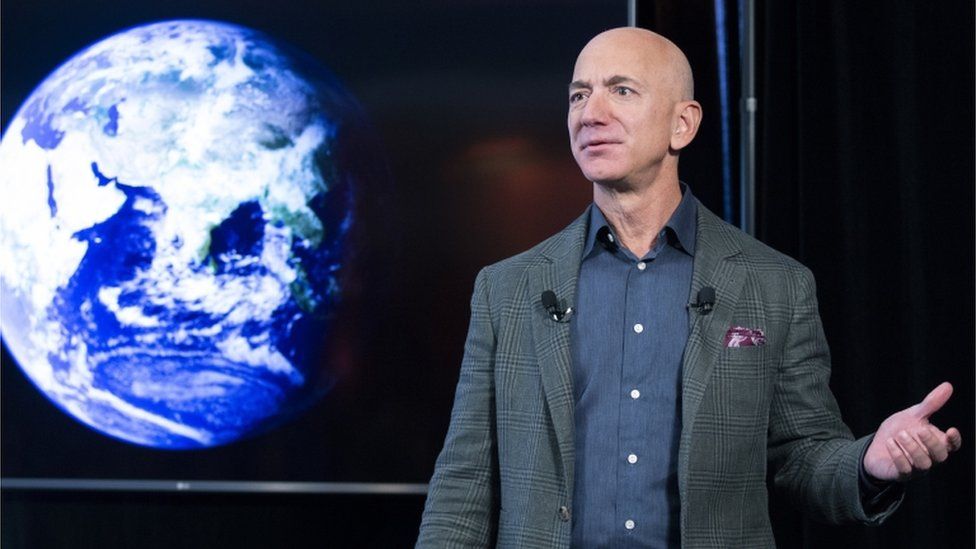 Jeff Bezos e hedh veten në hapësirë pak ditë pas largimit nga Amazoni
