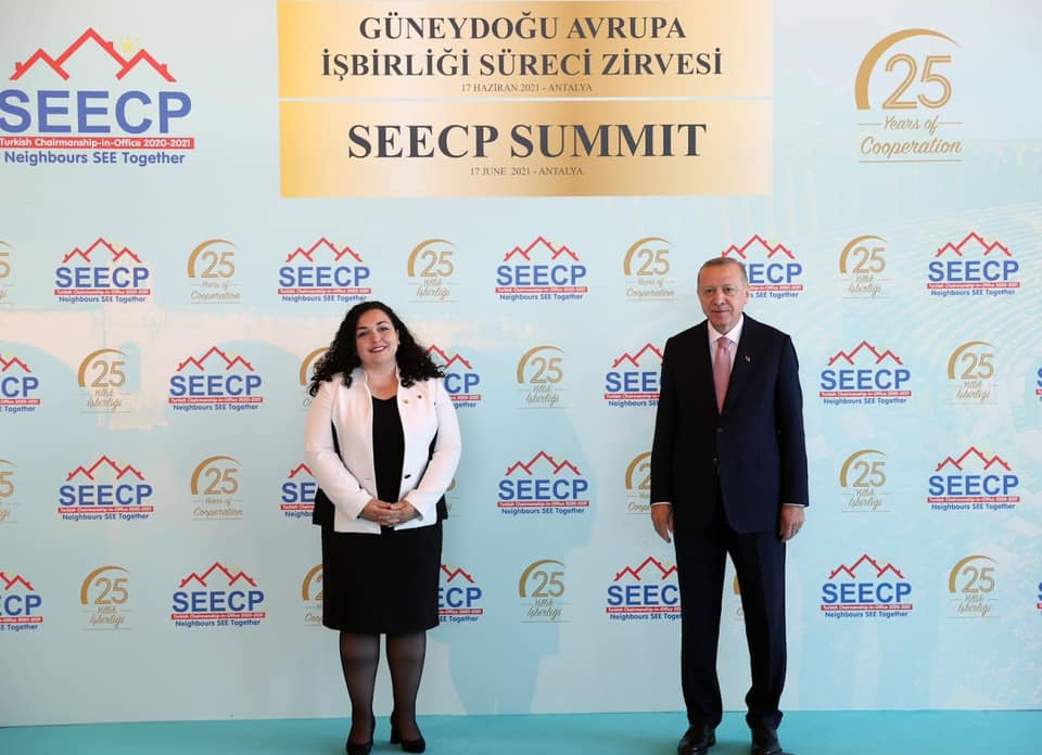 Samiti në Antalya: Konfirmohet se Vjosa Osmani mori me vete burrin dhe dy vajzat e saj