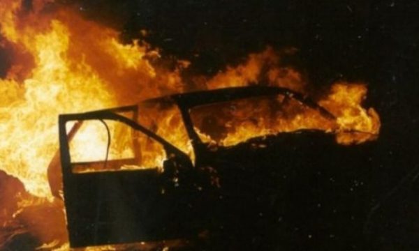 Digjet një veturë në Lipjan