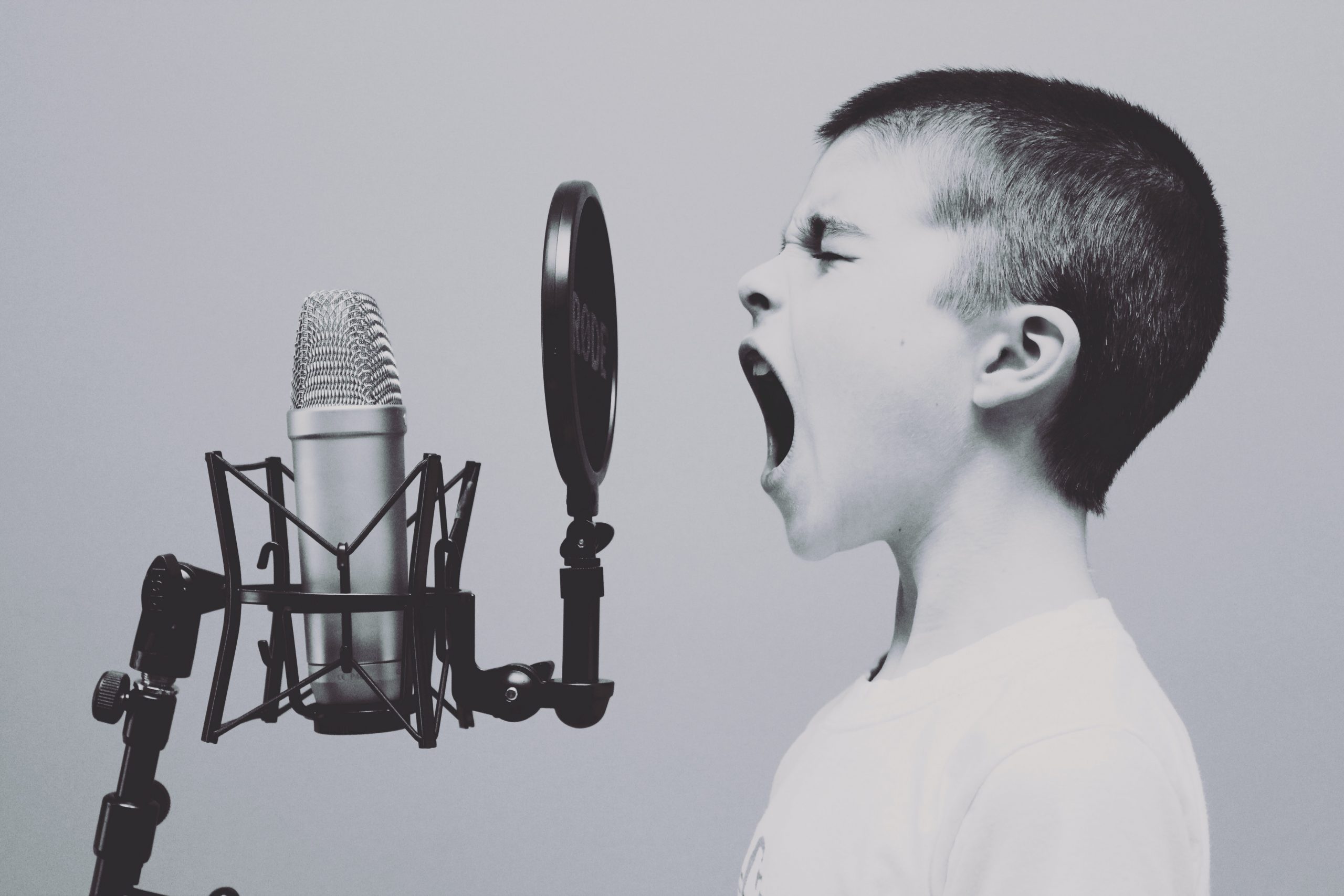 Arsyeja pse shumë njerëz e urrejnë tingullin e zërit të tyre