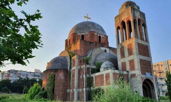 Mediumi francez shkruan për “betejën” mes Kosovës dhe Serbisë për pronësinë e Kishave Ortodokse
