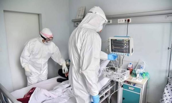 Spitali i Pejës dhe Gjakovës raportojnë për numër të madh të pacientëve me COVID-19